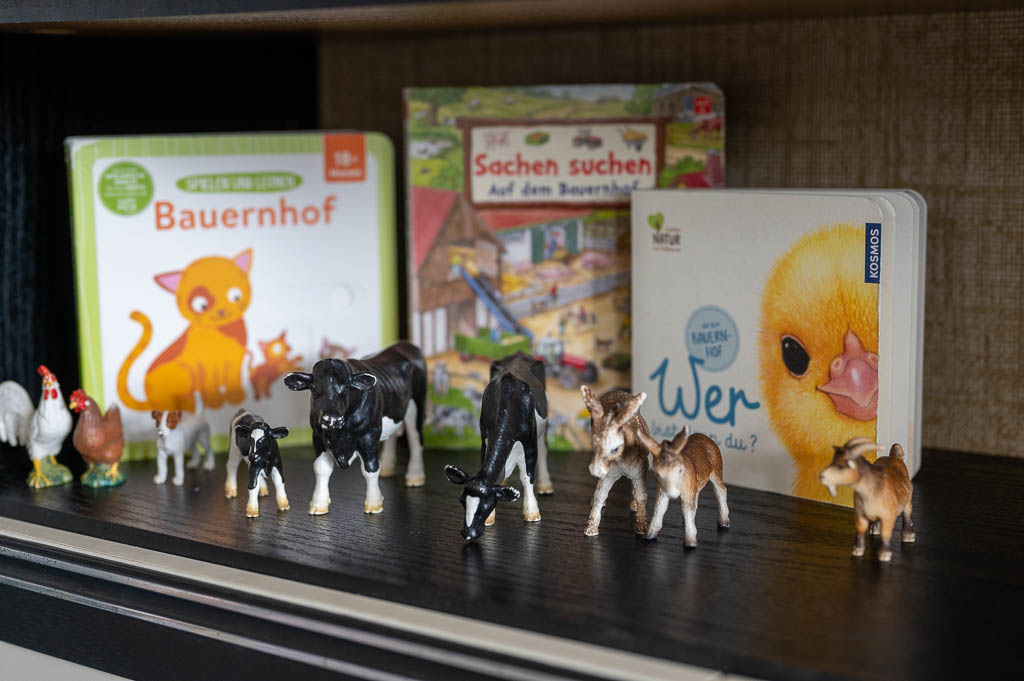Bilderbücher und Tierfiguren zum Thema Bauernhof